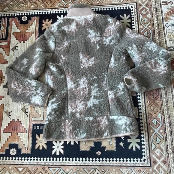 Patagonia Fleece Jacket in Green and Tan - Picture 3 of 7